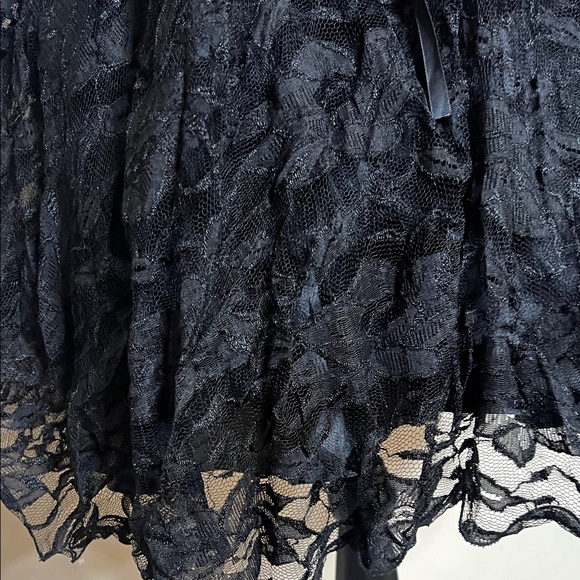 Elegant Black Lace Off-Shoulder Dress - Picture 10 of 16